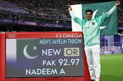 'Người hùng' Pakistan phá kỷ lục Olympic môn ném lao với cú ném cực khủng gần 100m