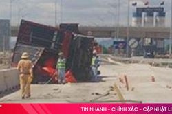 Bất ngờ bị nổ lốp, xe tải lật ngang trên cao tốc Diễn Châu – Bãi Vọt