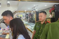 Thanh Hóa: Tạm giữ nhiều sản phẩm trang sức kim loại màu vàng trị giá gần 400 triệu đồng