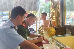 Tạm giữ nhiều sản phẩm trang sức, kim loại màu vàng có dấu hiệu giả mạo nhãn hiệu, không có nguồn gốc xuất xứ