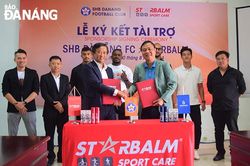 Doanh nghiệp thể thao Hà Lan tài trợ thiết bị y tế cho bóng đá Đà Nẵng
