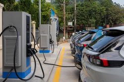 Hỗ trợ giá điện cho trạm sạc, bảo đảm có hệ thống trạm sạc điện công cộng