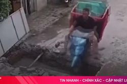 Mãi nhìn điện thoại, thanh niên lao thẳng xe máy xuống hố công trình