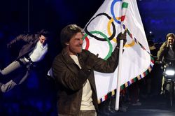 Tom Cruise xuất hiện cực ngầu trong lễ bế mạc Paris 2024 với mô tô chở lá cờ Olympic như trong phim