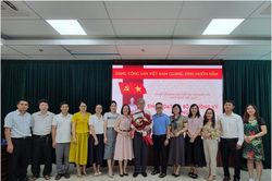 Chủ tịch danh dự VUSTA Đặng Vũ Minh nhận Huy hiệu 40 năm tuổi Đảng