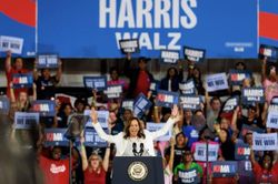 Ông Trump 'hớ' khi cáo buộc bà Harris ngụy tạo ảnh đám đông