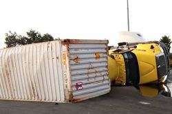 Xe container 'phơi bụng' giữa vòng xoay đường huyết mạch ở Bình Dương