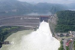 Đóng 1 cửa xả đáy còn lại hồ thủy điện Hòa Bình