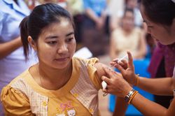 Người lớn có cần tiêm nhắc vaccine sởi?