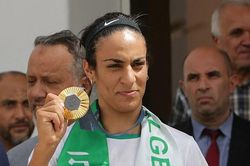Sau những tranh cãi gay gắt nhất Olympic, nữ võ sĩ giành HCV được chào đón như người hùng ở quê nhà