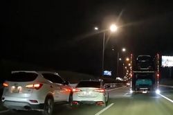 Toyota Vios tạt đầu 'dằn mặt' Hyundai Santa Fe trên cao tốc TP.HCM - Long Thành