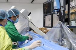 Bệnh viện Hữu nghị Đa khoa Nghệ An can thiệp nút mạch não bằng vòng xoắn kim loại cho bệnh nhân