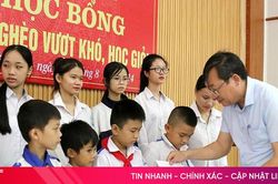 Nghi Xuân trao 57 suất quà cho học sinh, sinh viên nghèo vượt khó