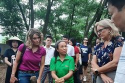 Nữ nông dân Việt Nam và Hoa Kỳ cùng nhau trao đổi cách làm nông nghiệp