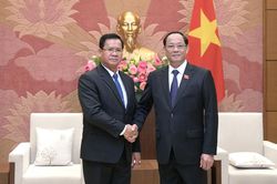 Phó Chủ tịch Quốc hội, Thượng tướng Trần Quang Phương tiếp Chủ nhiệm Ủy ban Quốc phòng và An ninh của Quốc hội Lào