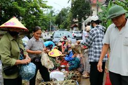 Nhộn nhịp chợ phiên rằm tháng Bảy