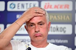Vừa tái xuất không lâu, Mourinho và đội nhà thua ngay ở vòng loại Cúp C1
