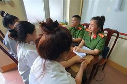 Nhóm 'nữ quái' dụ dỗ, bán 2 bé gái 12 tuổi cho quán karaoke