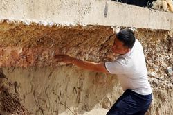 Biển xâm thực khoét sâu vào đường giao thông, đánh sập bờ kè ở Thanh Hóa