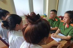 Bắt 3 thiếu nữ 'vô công rồi nghề' lừa bán 2 trẻ em gái vào quán karaoke