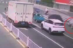 Clip: Tesla bất ngờ mất lái, tông trúng 2 xe đạp điện ở ngay ngã tư