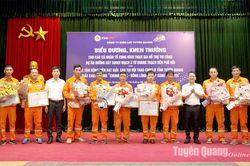 Khen thưởng Tổ xung kích hỗ trợ thi công dự án đường dây 500kV mạch 3 từ Quảng Trạch - Phố Nối