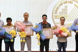 Khen thưởng 5 người cứu nạn nhân vụ tai nạn ở cầu Phú Mỹ