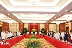 Bộ Chính trị gặp mặt Lãnh đạo, nguyên lãnh đạo Đảng, Nhà nước