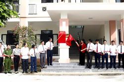 Phù Ninh: Gắn biển công trình nhân kỷ niệm 25 năm tái lập huyện