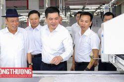 Bộ trưởng Nguyễn Hồng Diên thăm nhà máy Dệt may TNG (Thái Nguyên)