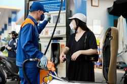 Giá xăng tăng gần 200 đồng/lít sau 5 lần giảm liên tiếp, lên sát 22.000 đồng