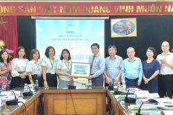Tặng thiết bị học tập cho giáo viên các trường học ở Hà Nội