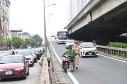 Bất chấp lệnh cấm, xe máy vẫn vô tư lưu thông trên tuyến đường Vành đai 3 trên cao