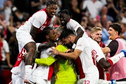 Ajax lập kỷ lục 34 quả sút luân lưu, thủ môn 40 tuổi cản phá 5 cú đá và tự mình ghi bàn giúp đội nhà thắng nghẹt thở