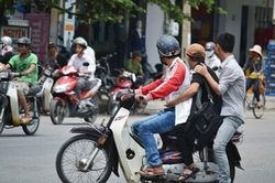 4 trường hợp xe máy được chở thêm hai người