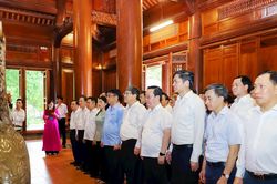 Đoàn cán bộ quy hoạch Ủy viên Ban Chấp hành Trung ương Đảng khóa XIV tưởng niệm Chủ tịch Hồ Chí Minh