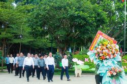 Bộ trưởng Bộ Kế hoạch và Đầu tư Lào dâng hương tưởng niệm Chủ tịch Hồ Chí Minh tại Khu Di tích Kim Liên