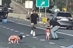 Ôtô va chạm rồi lật phơi bụng, 2 đứa trẻ văng xuống đường cao tốc