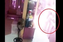 Clip: Đang đứng rửa bát trong bếp, người phụ nữ bị sét đánh