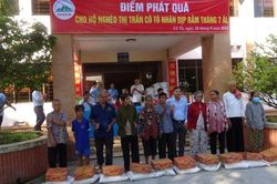 Công ty TNHH MTV Khai thác và Chế biến đá An Giang tặng quà dịp rằm tháng 7