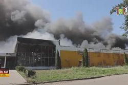 Cháy trung tâm thương mại tại Donetsk sau khi Ukraine tấn công