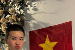 Rapper Pháo 'đu trend' vẽ lá cờ Tổ Quốc ở ban công nhà