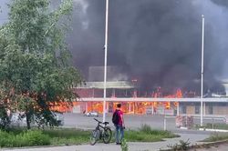 Trung tâm mua sắm ở Donetsk bị thiêu rụi, Nga nói do Ukraine pháo kích