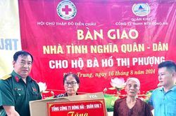 Diễn Châu trao tiền hỗ trợ 4 nhà tình nghĩa quân dân và 40 xe lăn