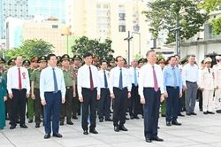 Tổng Bí thư, Chủ tịch nước Tô Lâm cùng Đoàn đại biểu dâng hoa, báo công lên Chủ tịch Hồ Chí Minh