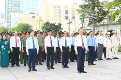 Tổng Bí thư, Chủ tịch nước Tô Lâm dâng hoa trước Tượng đài Bác Hồ