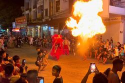 Rộn ràng Tết Trung thu sớm trên quê hương 'Hai đứa trẻ'