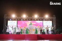 Liên hoan văn nghệ quần chúng 'Bài ca đại đoàn kết'