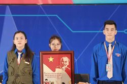 Siêu tiền đạo của ĐT Việt Nam hóa 'thanh niên nghiêm túc' với màu áo xanh tình nguyện, được dân mạng hết lời khen ngợi