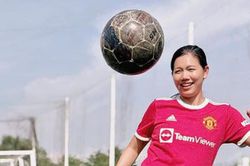 'Tiểu tiên cá' Ánh Viên có động thái đặc biệt trên sân bóng, kĩ năng điệu nghệ không khác gì 'dân chuyên'